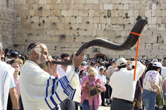 Jewish Pesach celebration at the Wailing Wall